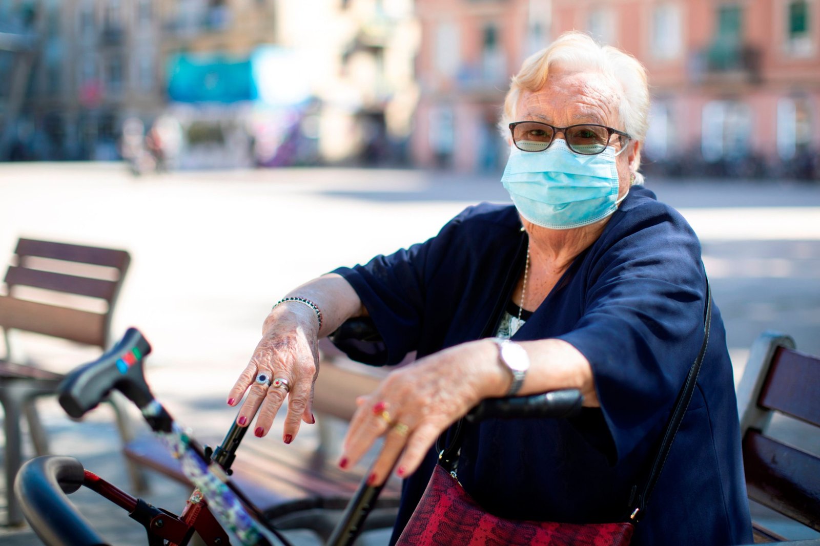 Elena, de 88 años, ha estado en casa confinada desde que se decretó el estado de alarma. Desde hace unos días ya sale a pasear con mascarilla. EFE/Marta Pérez.
