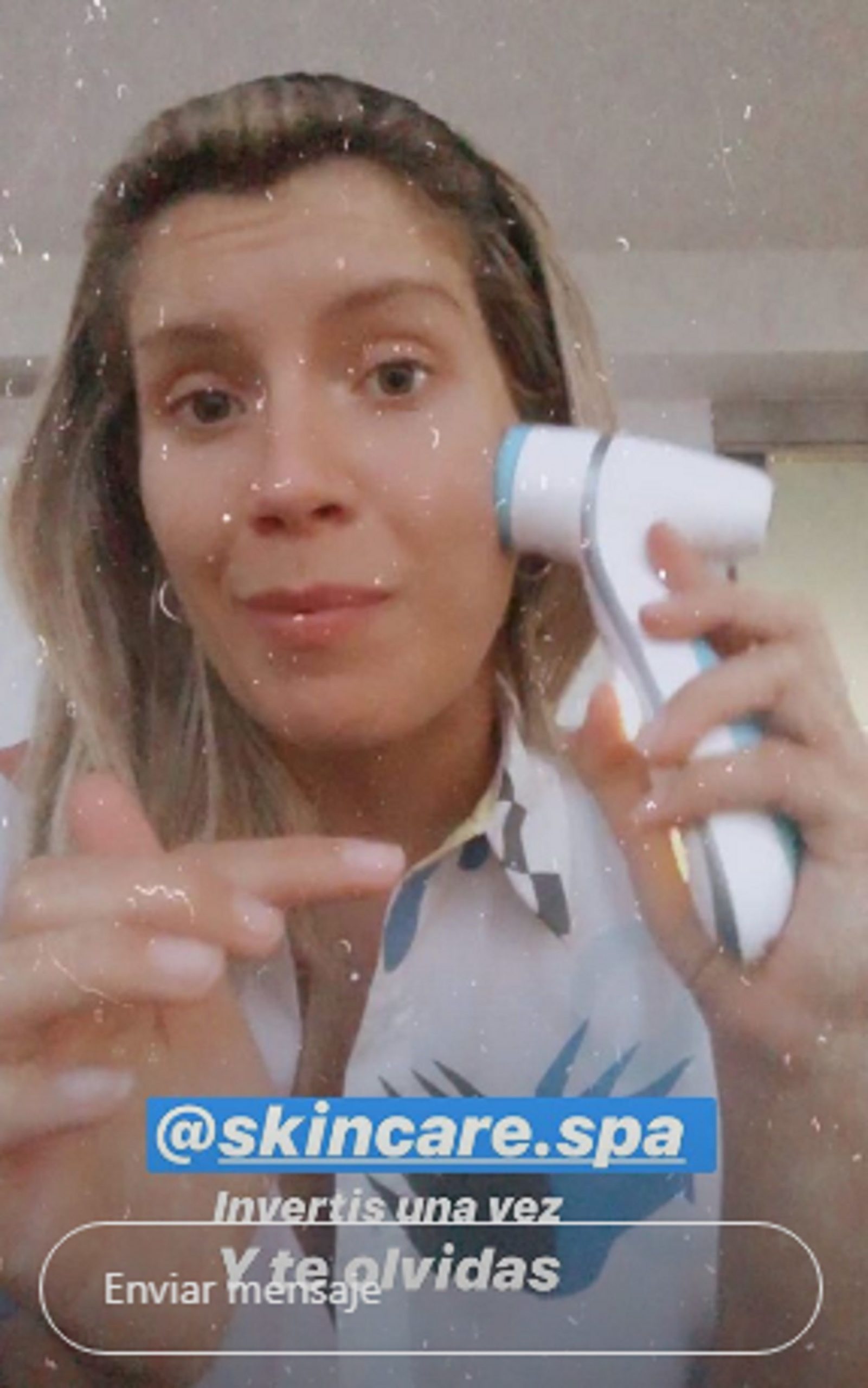 Laurita Fernández promocionó la máquina facial en sus redes sociales con el siguiente mensaje: "Invertís una vez y te olvidás"