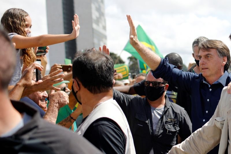 El presidente de Brasil, Jair Bolsonaro, saluda a sus seguidores durante una concentración frente al Palacio de Planalto en Brasilia, Brasil. 24 mayo 2020. REUTERS/Adriano Machado