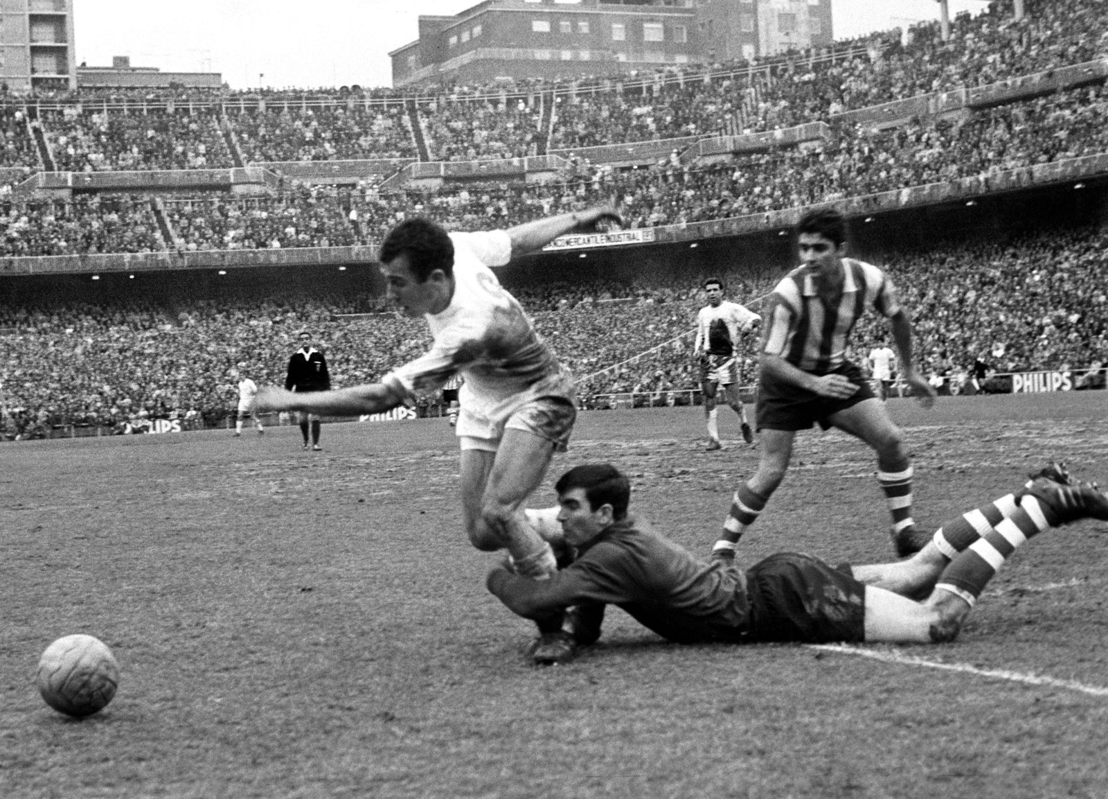 El guardameta del Athletic de Bilbao, Iribar, comete penalti sobre el delantero centro del Real Madrid, Amancio, en el encuentro correspondiente a la 20ª jornada de la Liga Española disputado en el estadio Santiago Bernabéu el 11 de febrero de 1968. EFE/José Velasco/Archivo