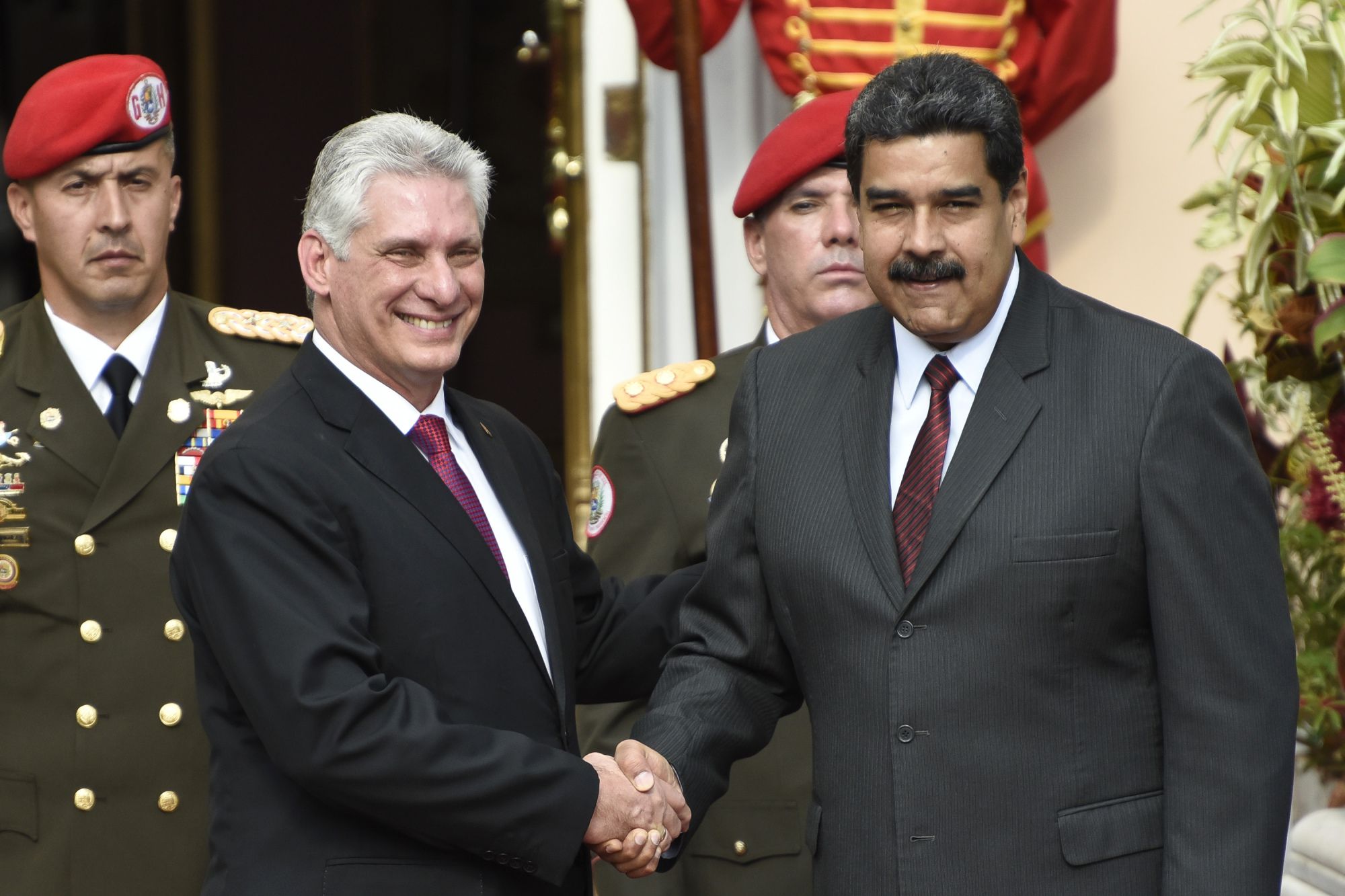 Miguel Diaz-Canel, líder del gobierno cubano, junto al dictador venezolano Nicolas Maduro (Carlos Becerra/Bloomberg)