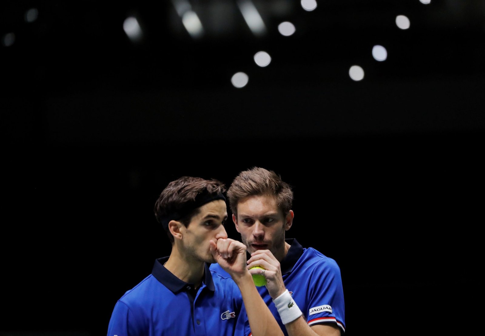 Nicolas Mahut y Pierre-Hugues Herbert durante la edición pasada de la Copa Davis, disputada en la Caja Mágica de Madrid. Foto: REUTERS/Susana Vera