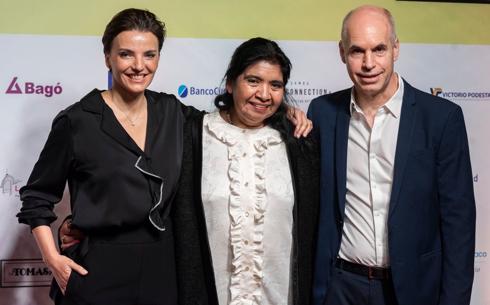 Horacio Rodriguez Larreta junto a su esposa, Barbara Diez (izq), y la referente social (centro) en la Cena anual del 2019 de la Fundación Margarita Barrientos. (Credito: Adrian Escandar)