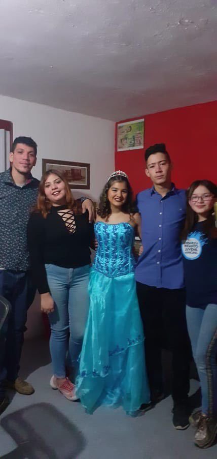 Cande acompañada de sus hermanos mayores