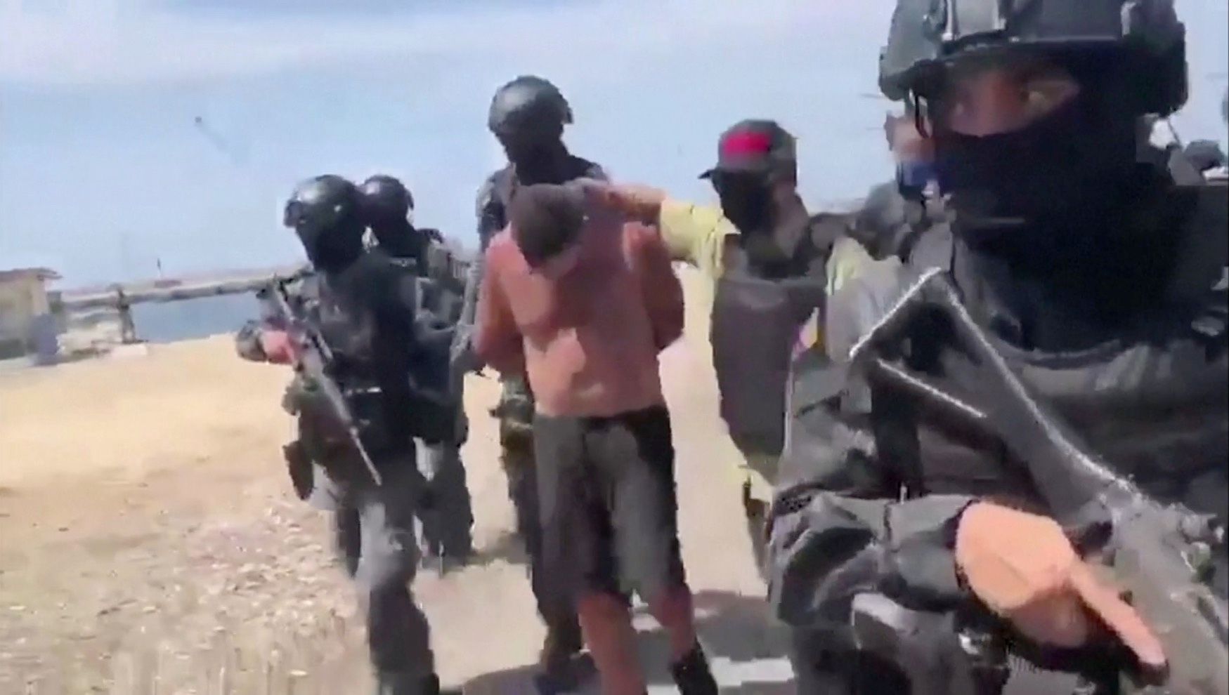 Soldados venezolanos trasladan a uno de los detenidos por las incursiones en territorio controlado por el régimen de Nicolás Maduro (TV/ Handout vía Reuters)
