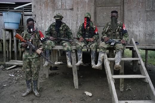 Foto de archivo. Guerrilleros del Ejército de Liberación Nacional (ELN) descansan en las afueras de una casa en una de las orillas del río San Juan, en las selvas del departamento de Chocó, Colombia, 31 de agosto, 2017. REUTERS/Federico Ríos