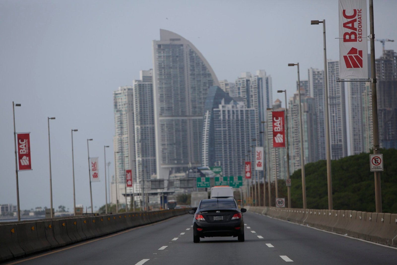 Fotografía que muestra una vista general de una calle con poca afluencia de carros en Ciudad de Panamá (Panamá). EFE/ Carlos Lemos/Archivo
