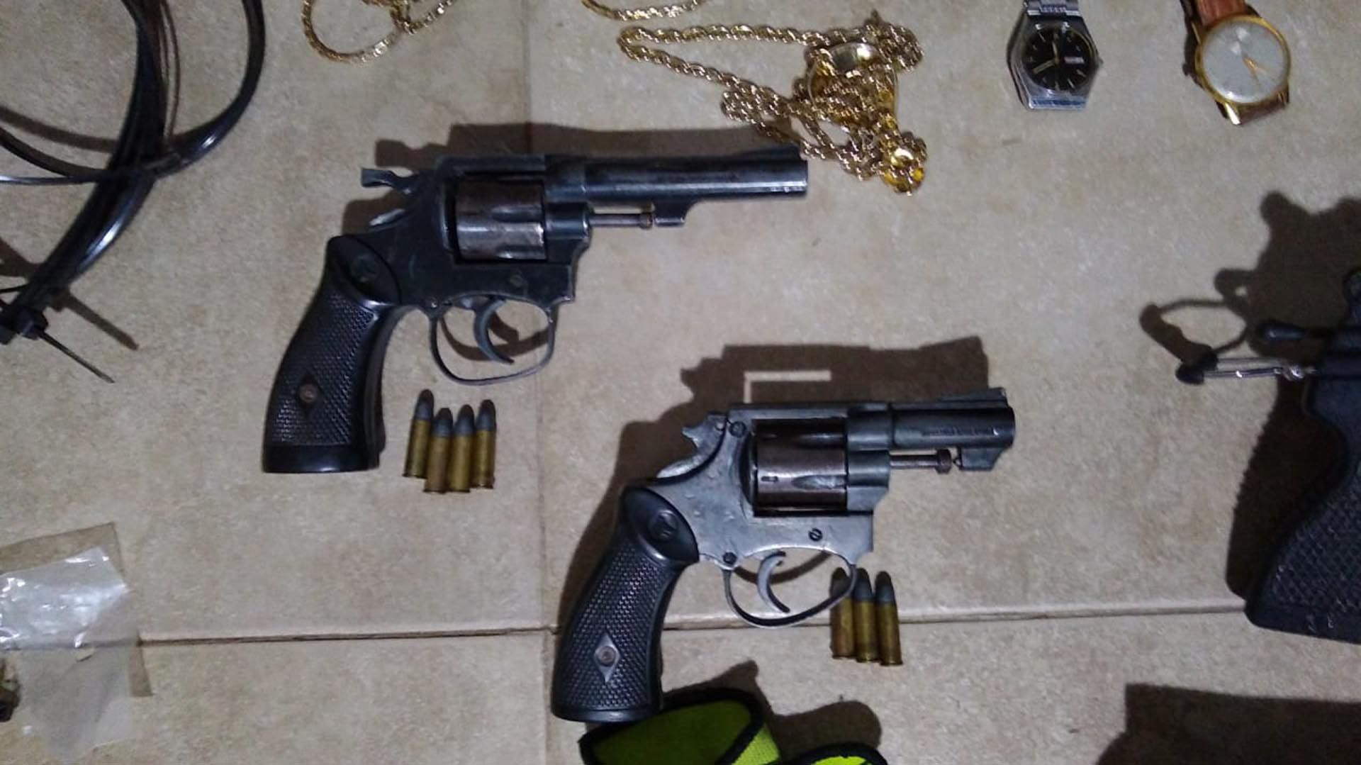 Bang bang: pistolas incautadas a la banda. 