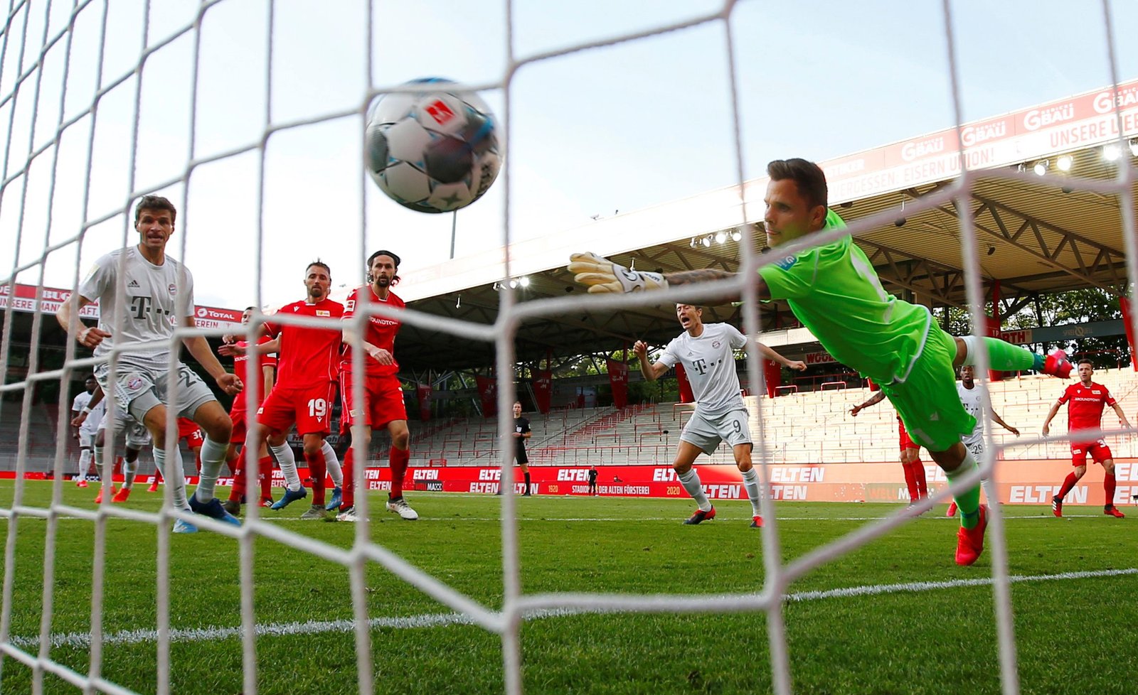 La Bundesliga es la primera liga de élite en regresar a la actividad en tiempos de coronavirus (REUTERS)