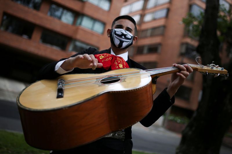 Un integrante de un grupo de mariachis ofrece una serenata a los residentes de un complejo de apartamentos, en medio del brote de coronavirus en Bogotá, Colombia, 19 de mayo, 2020. REUTERS/Luisa González