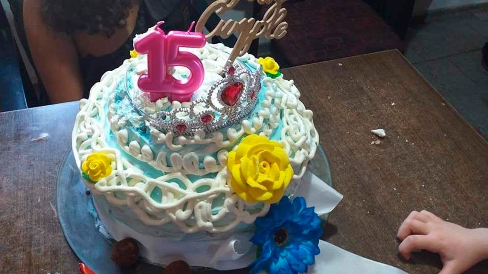 La tora de pisos decorada con flores