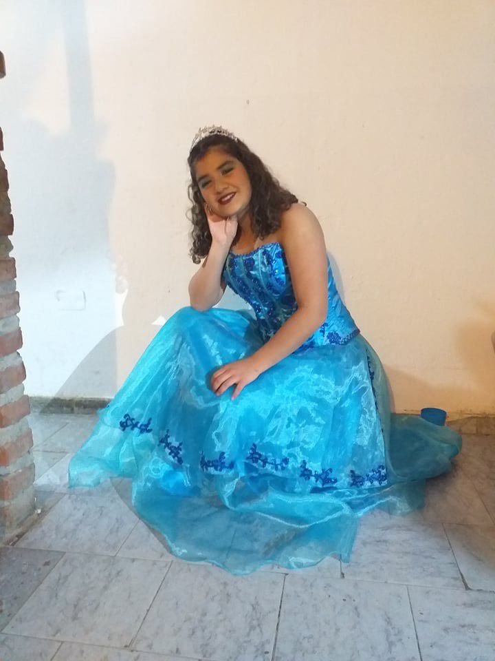Candela lista para sus quince años. Como no pudo conseguir un vestido propio su prima le prestó el que ella había usado en su fiesta