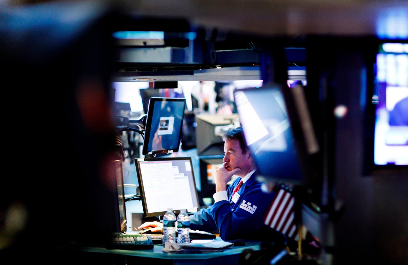 Agentes de Bolsa realizan su trabajo en el parqué de Nueva York, Estados Unidos. EFE/Justin Lane/Archivo
