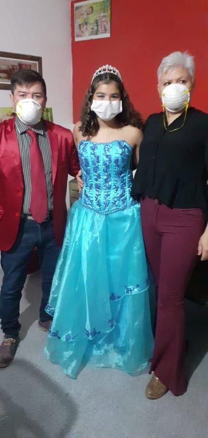 Ni el barbijo escondió la emoción de la familia, en esta foto junto a su papá Oscar