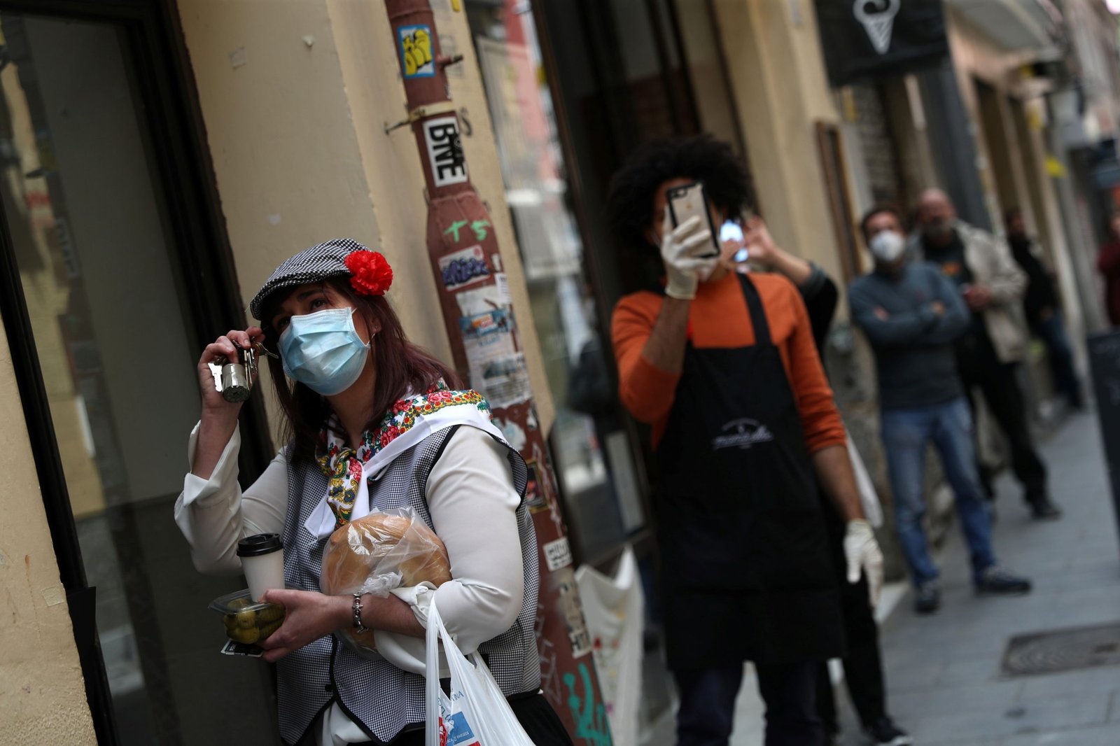 Vecinos y peatones con mascarillas en Madrid (Reuters)
