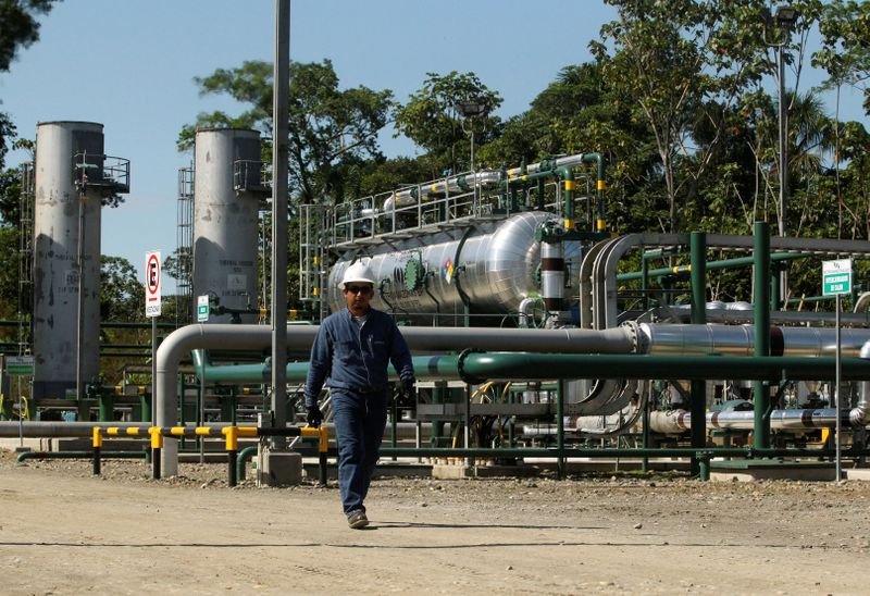 Foto de archivo. Un técnico camina por un campo petrolero en Tiputini, Ecuador. 19 de octubre de 2017. REUTERS/Daniel Tapia