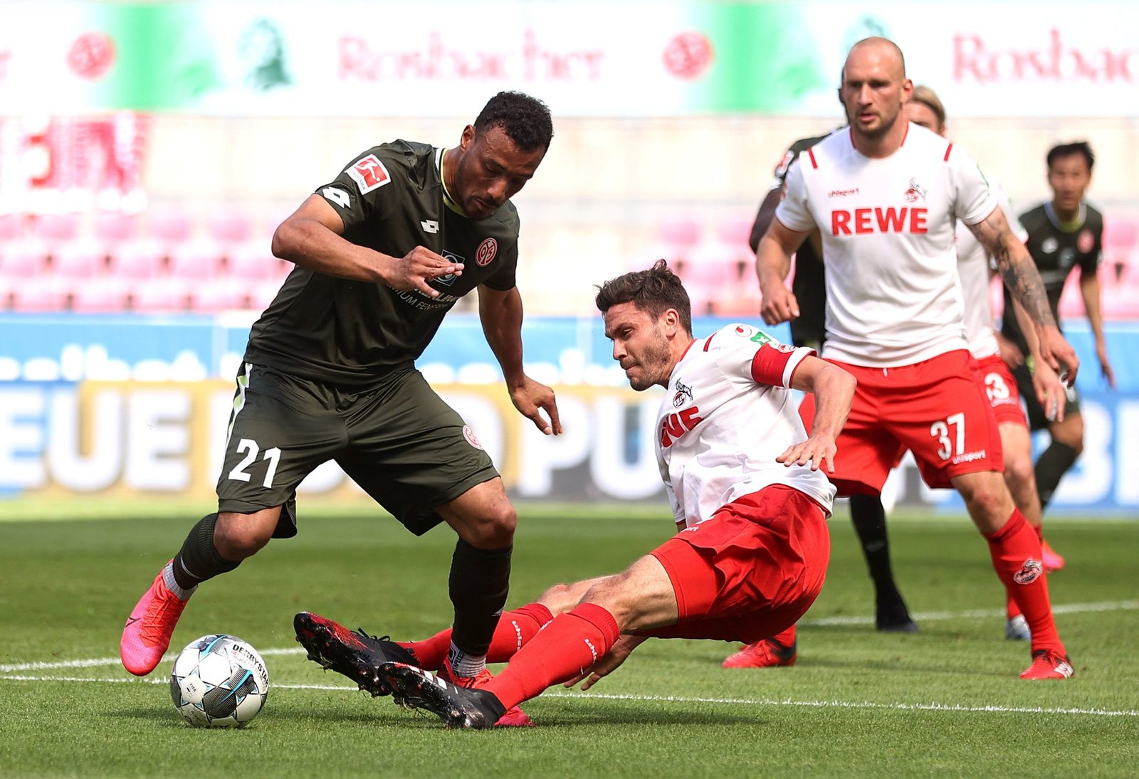 En la reanudación de la Bundesliga creció el promedio de faltas por partido y disminuyó la cantidad de regates (REUTERS)