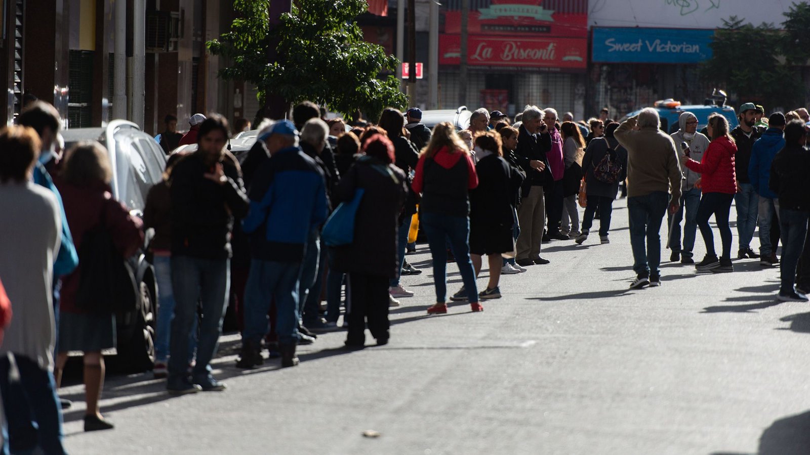 El 3 de abril, el "viernes negro", miles de personas se agolparon en las sucursales bancarias en plena cuarentena (Adrián Escándar)