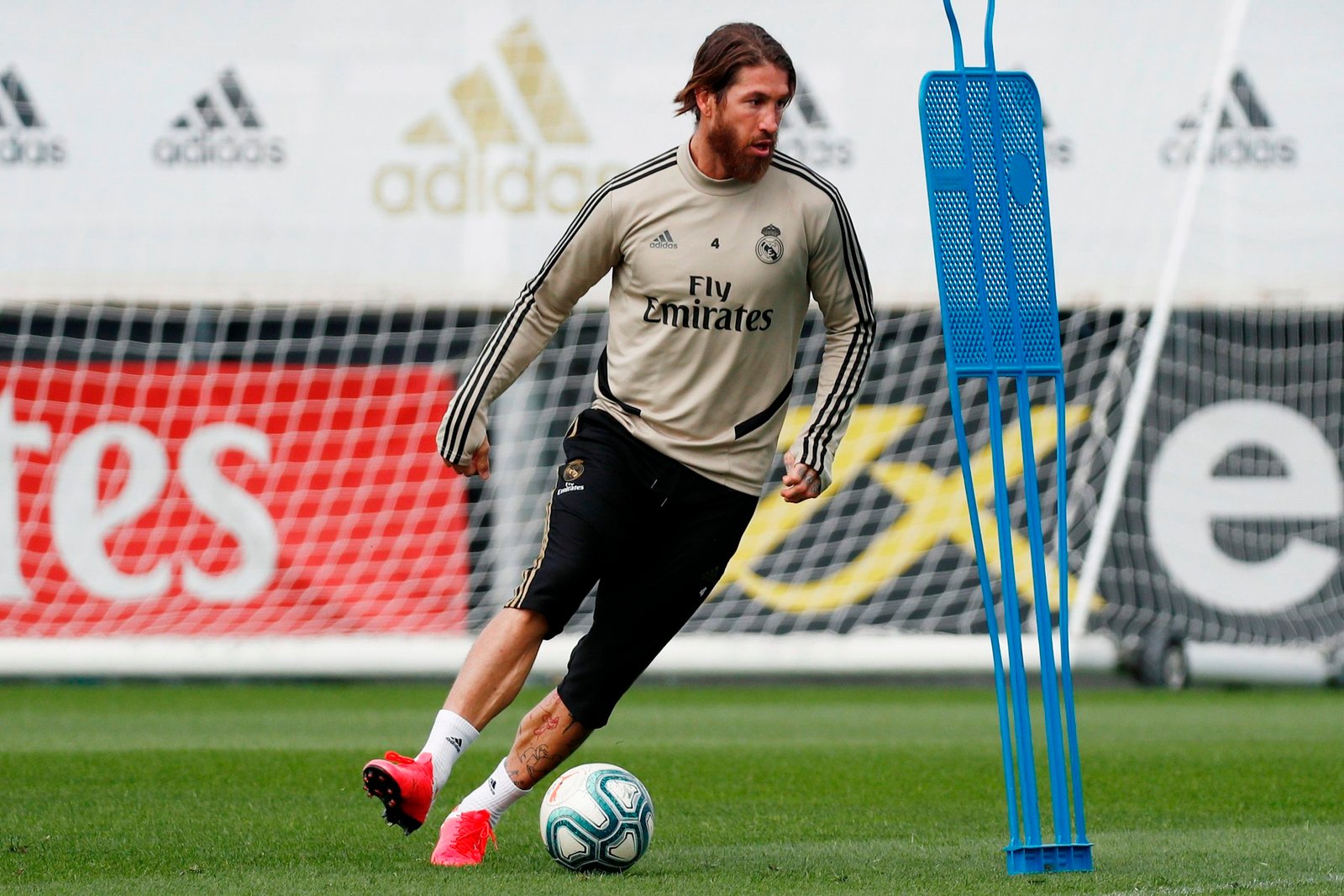 El defensa del Real Madrid Sergio Ramos controla el balón durante un entrenamiento del equipo la semana pasada. EFE/Real Madrid
