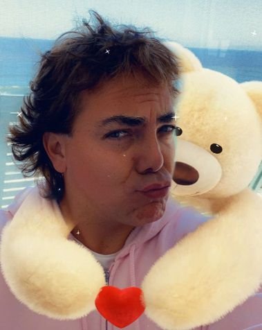 El hijo de Verónica Castro publicó una fotografía con un oso de peluche virtual, imagen que alegró a todos sus fanáticos. (Foto: Instagram Cristian Castro)