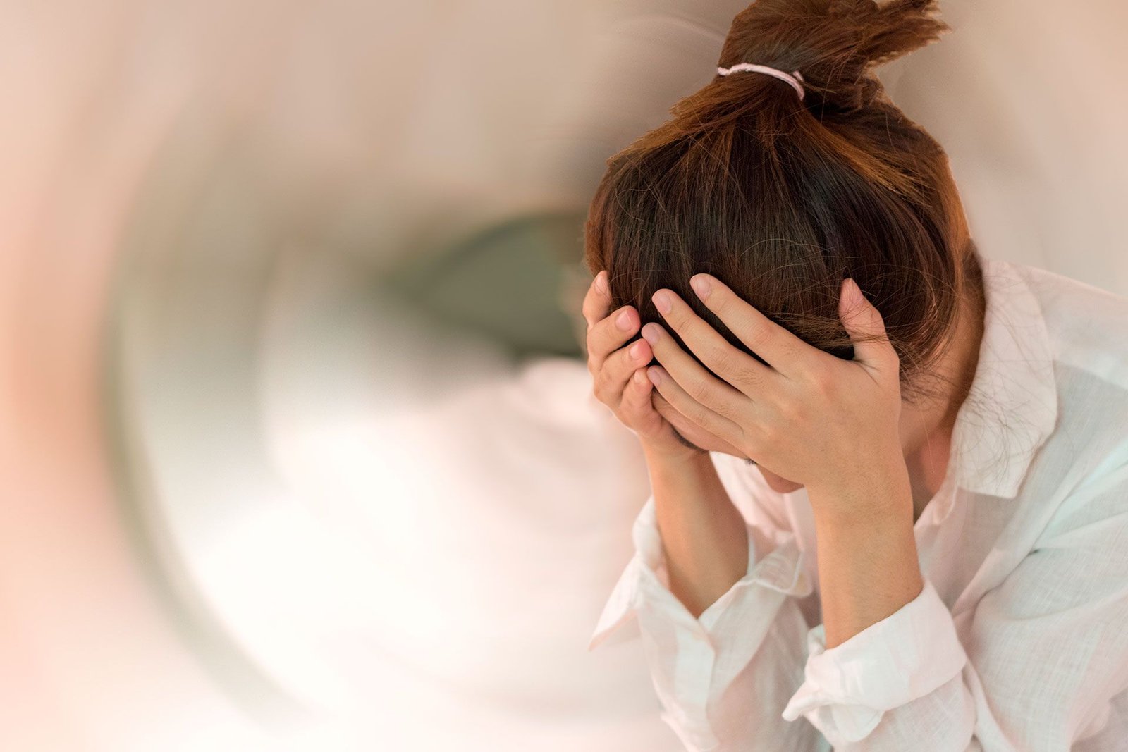 Los principales síntomas de intoxicación por CO son dolor de cabeza, sensación nauseosa, mareos, taquicardia, desmayo (Shutterstock)