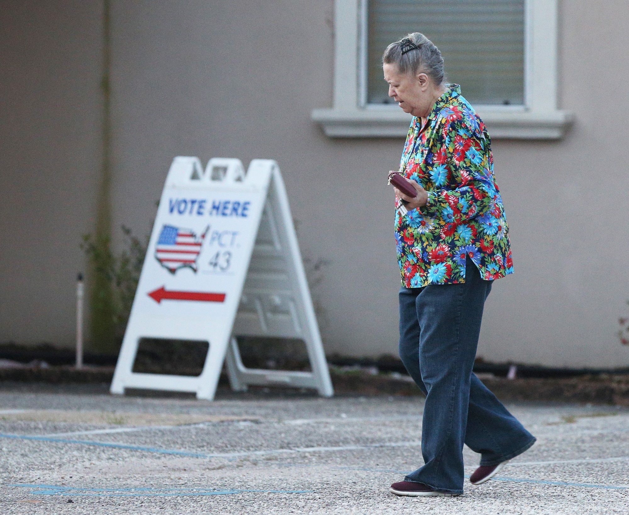 Un votante llega a la mesa electoral de la Iglesia Beulah en Florida. EFE/EPA/MIKE KITTRELL/Archivo
