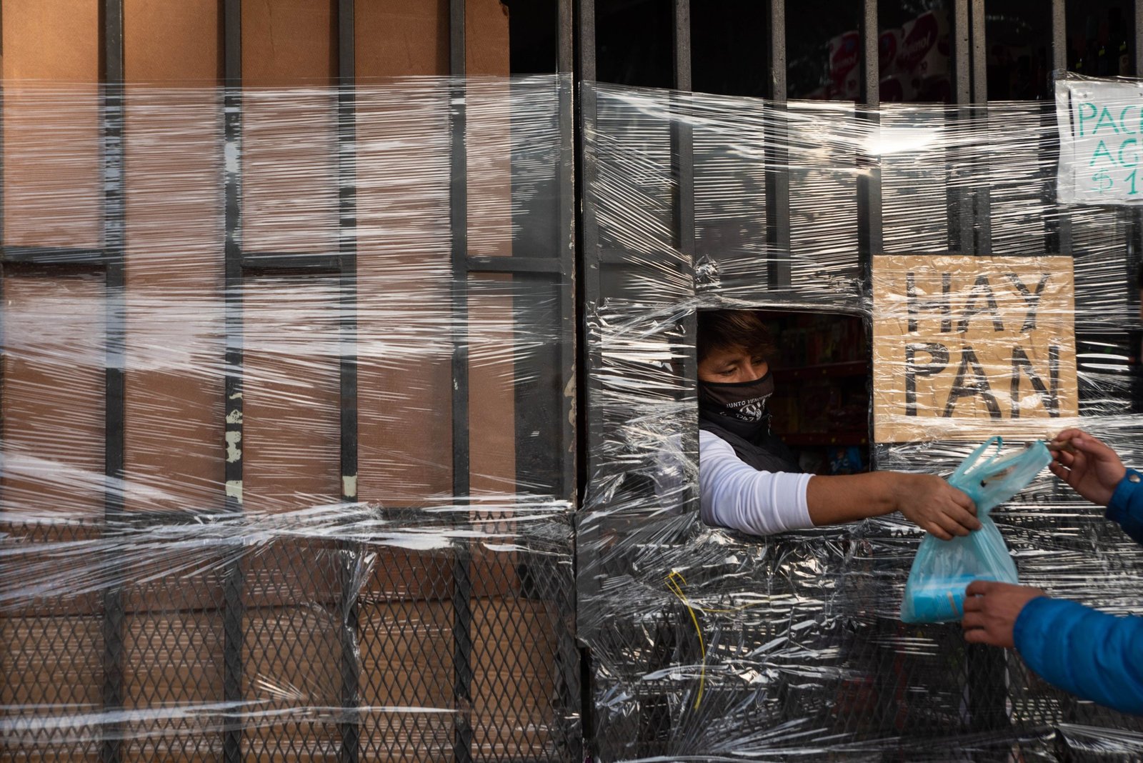 La imagen de una panadería de la Villa 1-11-14 de Flores, en medio de la pandemia del coronavirus (Foto: Franco Fafasuli)