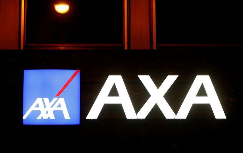 FOTO DE ARCHIVO: El logo de AXA en un edificio de oficinas en Basilea, Suiza, el 2 de marzo de 2020. REUTERS/Arnd Wiegmann