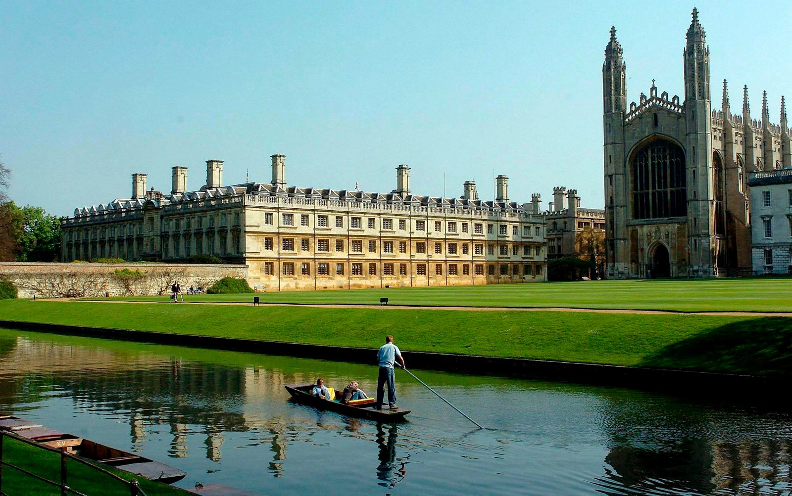 Una pareja pasea en barca a lo largo del rio Cam, ante la fachada de la capilla del Colegio Kings college y del Clare College en la Universidad de Cambridge, Reino Unido.EFE/Chris Radburn/Archivo