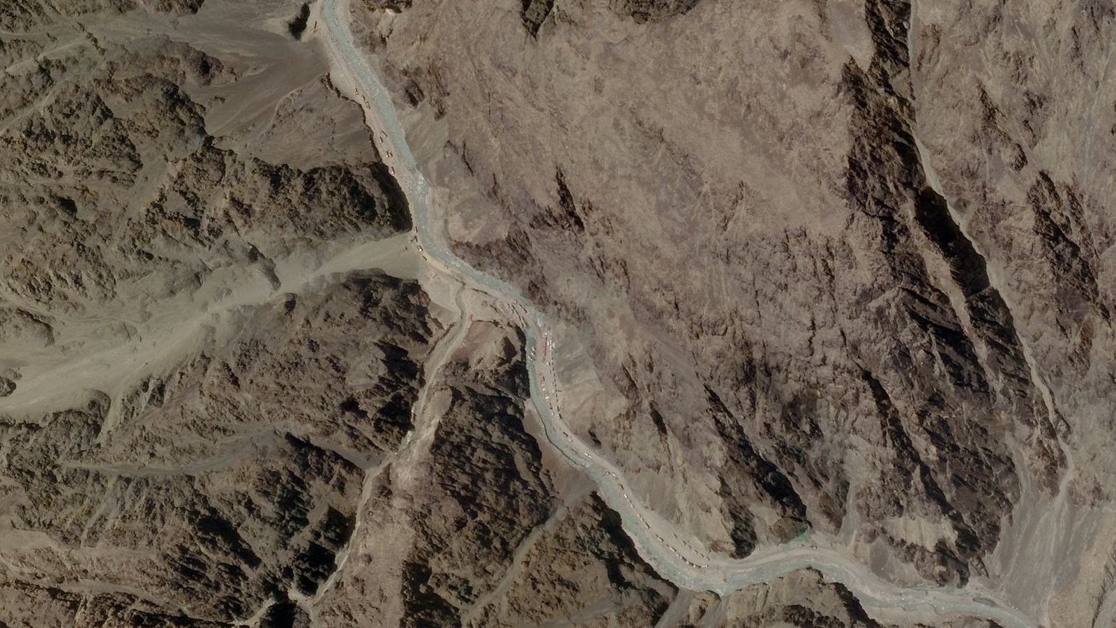 This handout satellite image taken on June 16, 2020, and release by 2020 Planet Labs, Inc. shows Galwan Valley, which lies between China's Tibet and India's Ladakh. - China said on June 17 it wanted to avoid more clashes in a Himalayan border dispute with India that resulted in the first deadly confrontation between the two nuclear powers in decades. The two countries have traded blame for June 15 high-altitude brawl that has left at least 20 Indian soldiers dead, with China refusing to confirm whether there were any casualties on its side so far. (Photo by - / 2020 PLANET LABS, INC. / AFP) / -----EDITORS NOTE --- RESTRICTED TO EDITORIAL USE - MANDATORY CREDIT "AFP PHOTO / 2020 PLANET LABS, INC." - NO MARKETING - NO ADVERTISING CAMPAIGNS - DISTRIBUTED AS A SERVICE TO CLIENTS - NO ARCHIVE