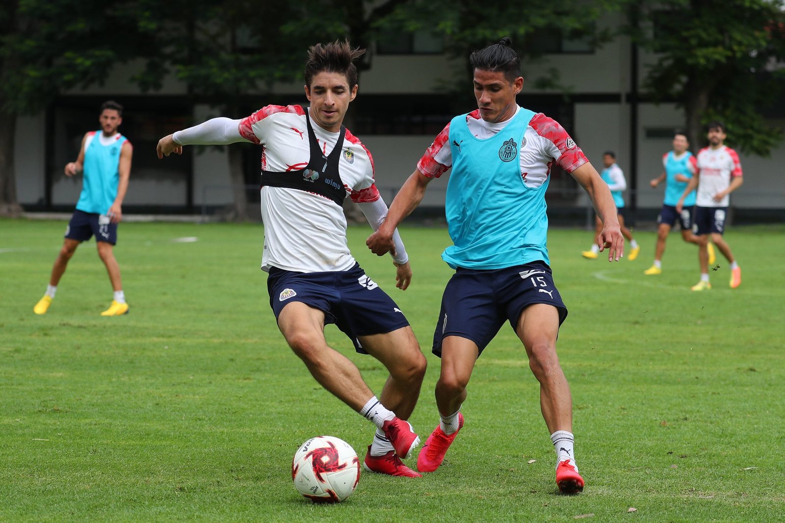 El zaguero mexicano afirmó que no pueden darse el lujo de tener el distanciamiento a la hora del partido (Foto: Twitter/ @Chivas)