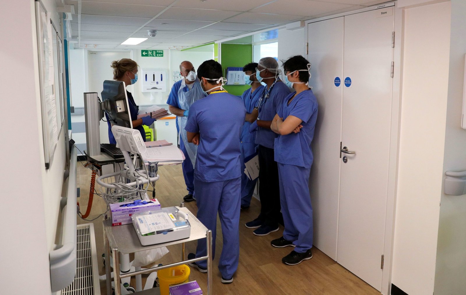 Personal médico se reúne para una sesión informativa sobre una sala de recuperación de COVID-19 en el Hospital Wexham Park cerca de Slough, Reino Unido (Reuters)