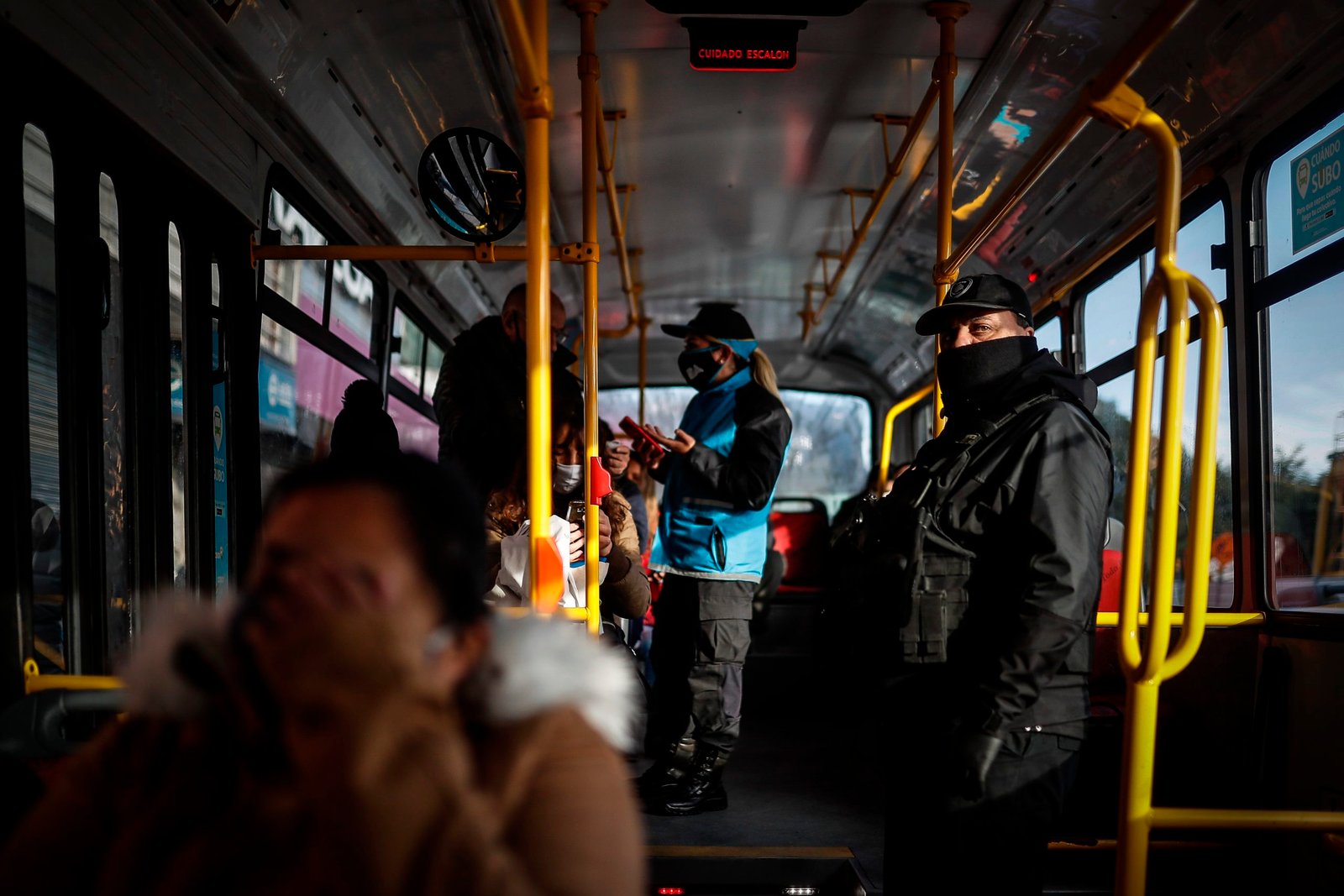 Policías realizan controles este lunes en un ingreso a la ciudad de Buenos Aires (Argentina). EFE/Juan Ignacio Roncoroni
