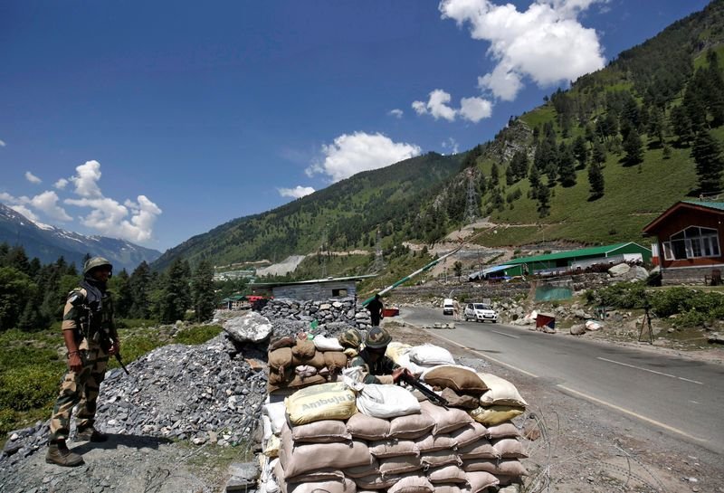 Soldados de la Fuerza de Seguridad Fronteriza (BSF) de la India hacen guardia en un puesto de control a lo largo de una carretera a Ladakh (Reuters)