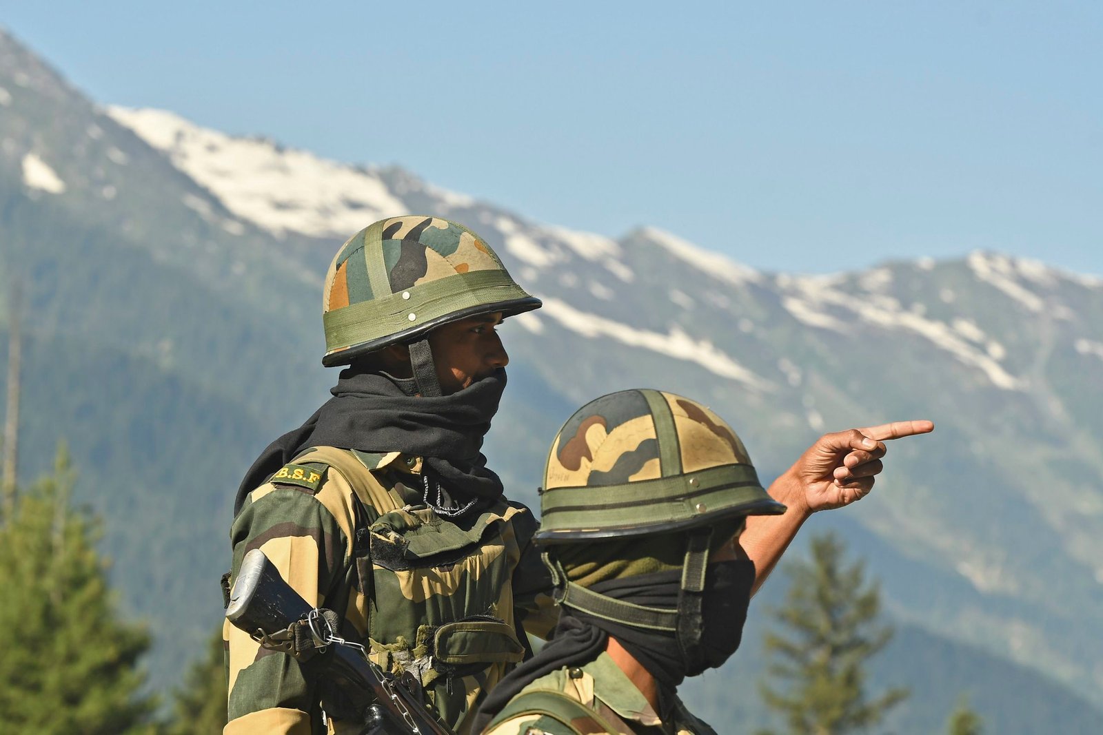 Indian Border Security Force (BSF) soldiers guard a highway leading towards Leh, bordering China, in Gagangir on June 17, 2020. - India is sending hundreds of extra troops towards the Chinese border, sources told AFP on June 17, after the deadliest clashes in over 50 years between the two Asian giants left 20 Indian soldiers dead following brawls with fists, rocks and clubs. (Photo by Tauseef MUSTAFA / AFP)