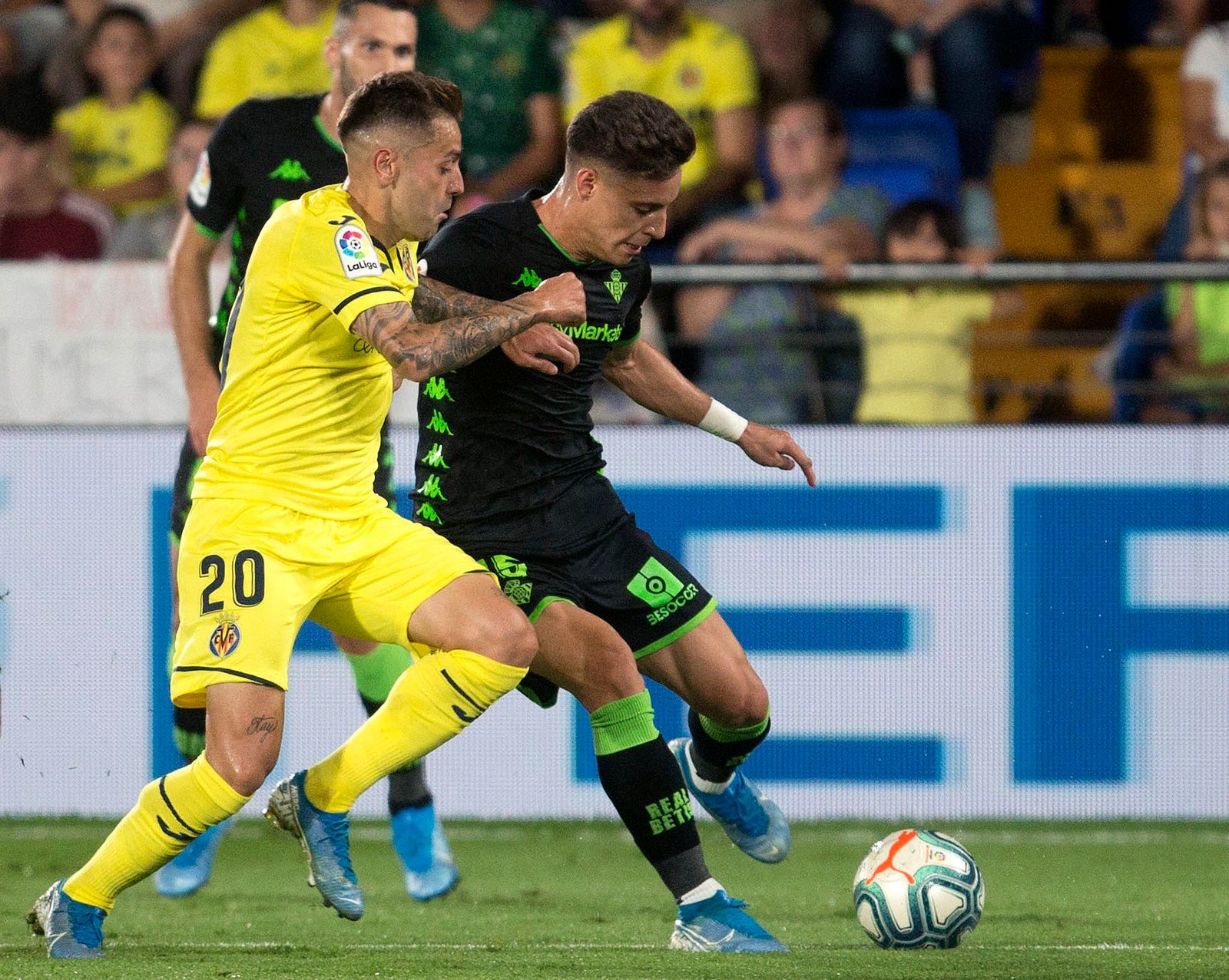 El centrocampista del Real Betis Álex Moreno (d) lucha con Rubén Peña, del Villarreal, durante un partido de Liga. EFE/Domenech Castelló/Archivo