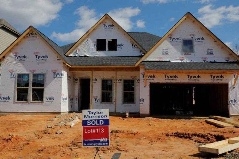 FOTO DE ARCHIVO. Una casa en construcción se ve detrás de un cartel "vendido", en un nuevo barrio en el Condado de York, Carolina del Sur, EEUU. 29 de febrero de 2020. REUTERS/Lucas Jackson