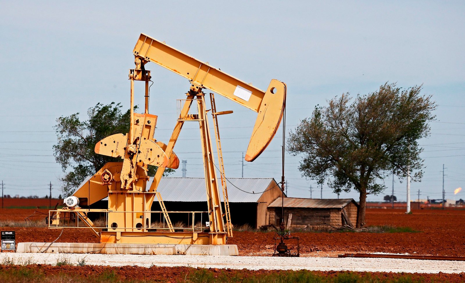 El precio del petróleo intermedio de Texas (WTI) abrió este viernes con una subida del 3,93 % hasta los 38,88 dólares el barril, por la expectativa de avances en las negociaciones que se están produciendo en el seno de la Organización de Países Exportadores de Petróleo y sus socios (OPEP+) sobre la extensión de los ajustes de producción vigentes. EFE/Larry W. Smith/Archivo