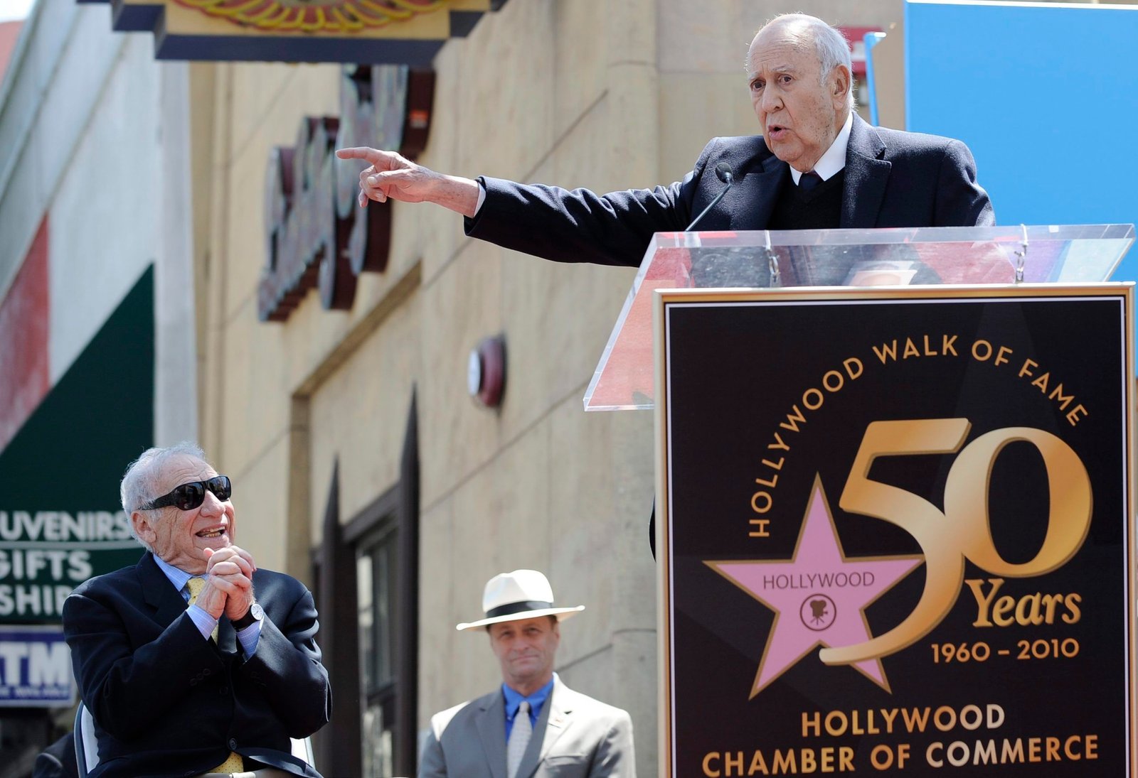 El escritor y actor estadounidense Carl Reiner (d). EFE/ANDREW GOMBERT/Archivo