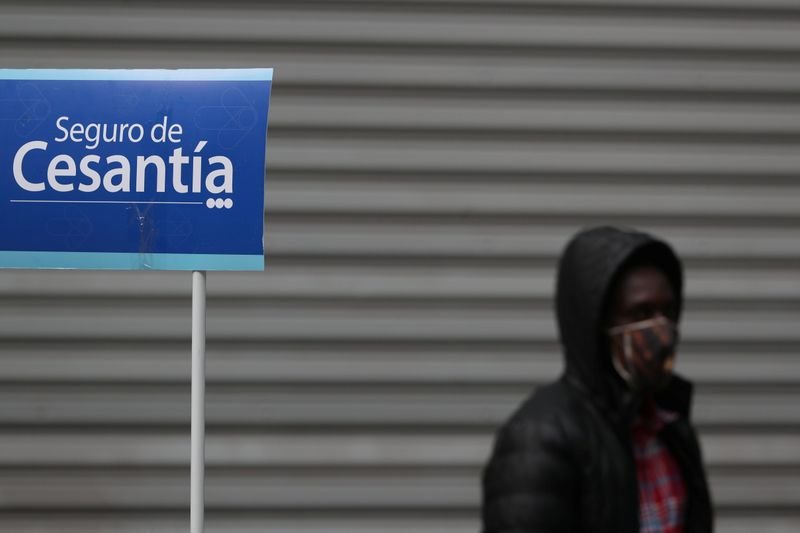Un hombre espera para acceder a la oficina del seguro de desempleo en medio del brote de coronavirus en Santiago, Chile, el 29 de mayo de 2020. REUTERS/Ivan Alvarado