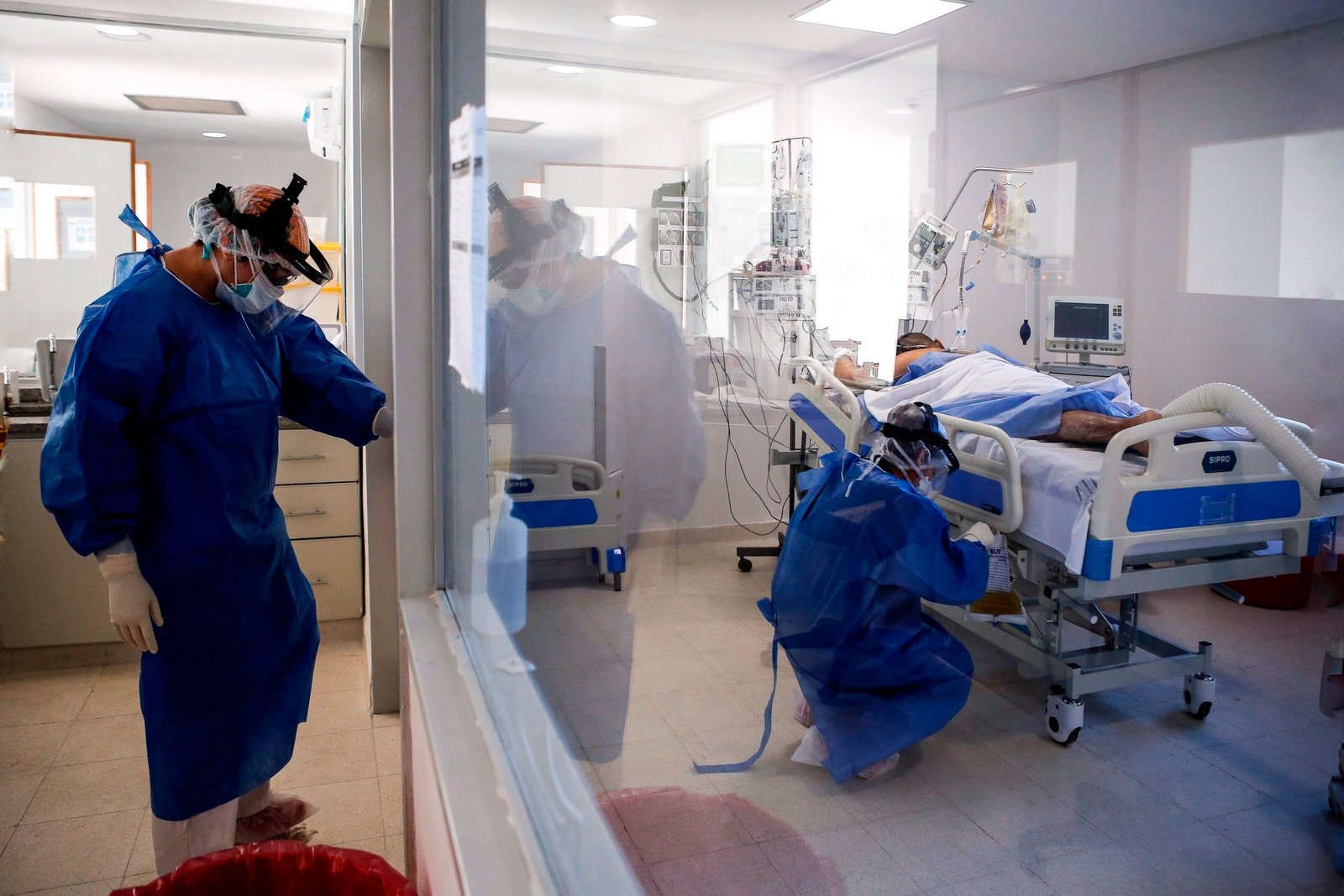 Fotografía fechada el 28 de mayo de 2020 del personal médico que realiza controles a un paciente con COVID-19 en la Unidad de Terapia Intensiva del Hospital Posadas, en Buenos Aires (Argentina). EFE/Juan Ignacio Roncoroni/Archivo
