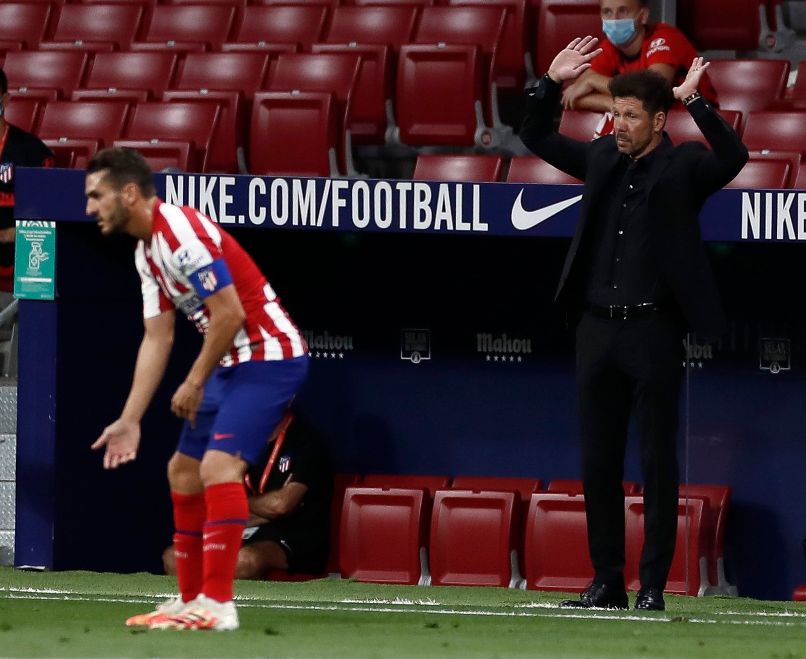 El entrenador del Atlético de Madrid Diego Simeone (d) durante el partido correspondiente a la jornada 32ª de LaLiga Santander. EFE/Mariscal