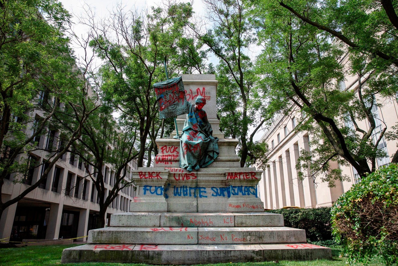 El pedestal vacío donde solía asentarse una estatua del general confederado Albert Pike fue registrada este sábado, después de que la víspera fuera derribada y bandalizada, cerca de Judiciary Square, en Washington DC (EE.UU.) EFE/Samuel Corum