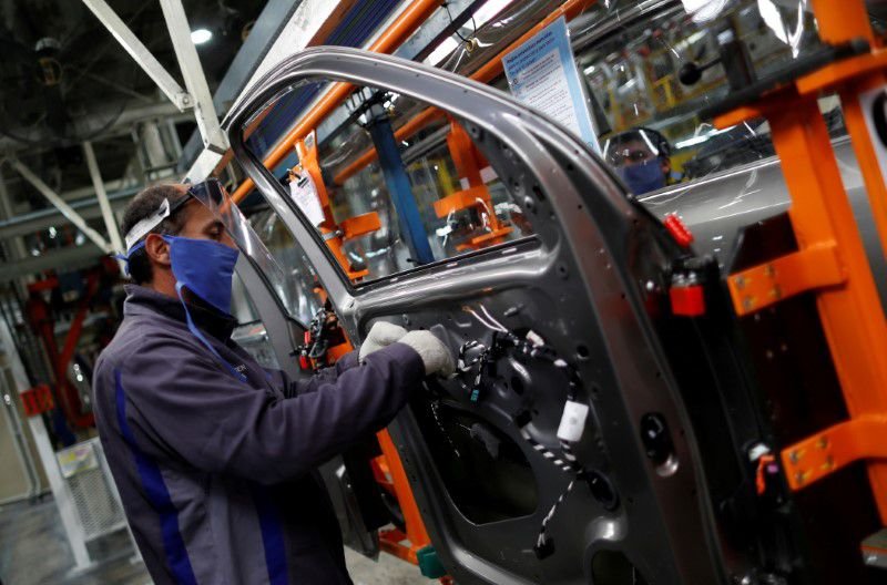 Un trabajador de ensamblaje en la planta de Volkswagen trabaja utilizando equipo de protección personal, ya que el fabricante de automóviles reabrió su planta con medidas para evitar la propagación de la enfermedad por coronavirus (COVID-19), Buenos Aires, Argentina. Foto de archivo May 29, 2020. REUTERS/Agustin Marcarian/File Photo