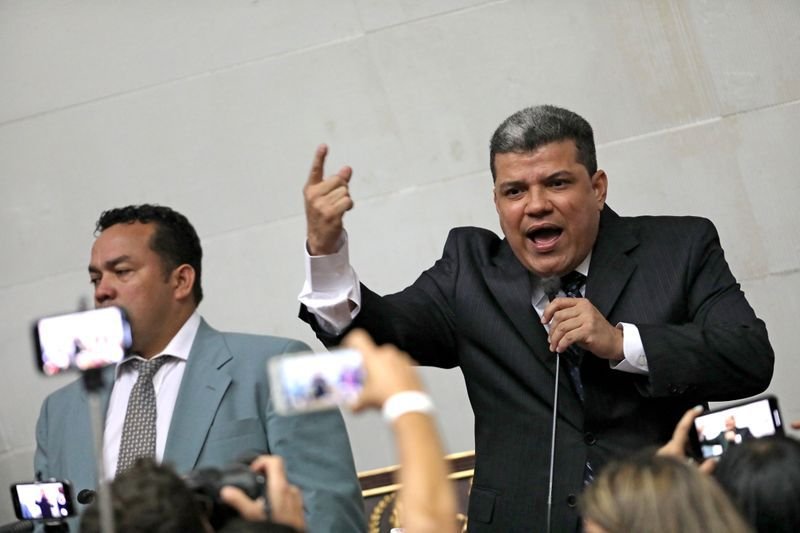 Foto de archivo del legislador Luis Parra, uno de los sancionados por la UE, durante su asunción como presidente del Parlamento en Caracas (REUTERS/Manaure Quintero)