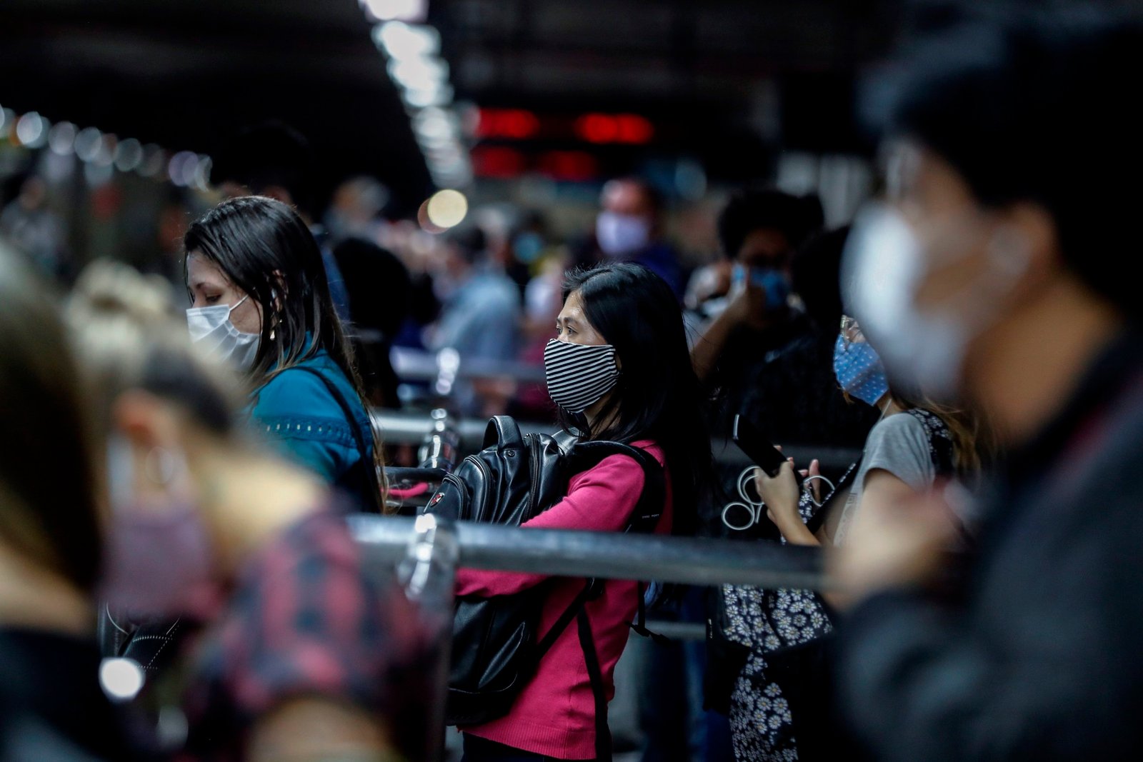 Pasajeros son vistos mientras usan tapabocas como precaución contra la propagación del nuevo coronavirus, el pasado 24 de junio del 2020, en la estación de metro de Sé en el centro de Sao Paulo (Brasil). EFE/Sebastião Moreira