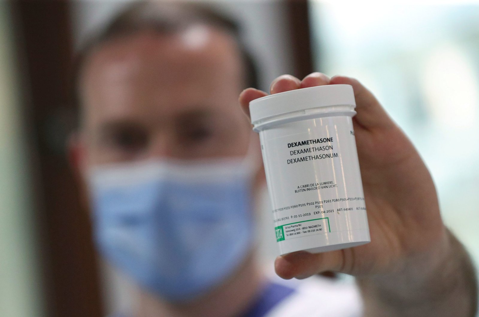 Un farmacéutico muestra una caja de dexametasona en el Hospital Erasme en medio del brote de la enfermedad por coronavirus (COVID-19), en Bruselas, Bélgica (Reuters)