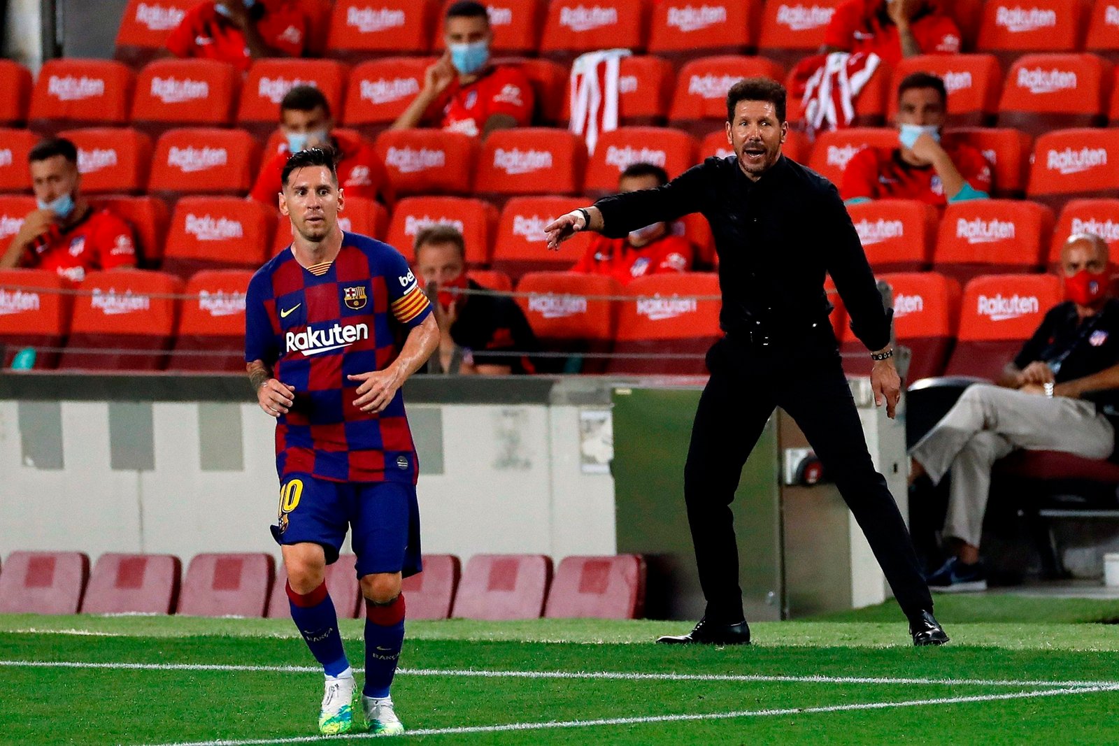 El entrenador del Atlético de Madrid, Diego Simeone (d), da instrucciones junto a Leo Messi, del FC Barcelona, durante el partido de LaLiga que FC Barcelona y Atlético de Madrid disputaron hoy martes en el Camp Nou, en Barcelona. EFE/Alberto Estévez
