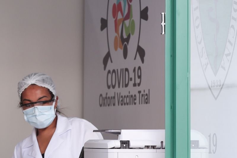 Una empleada del centro de inmunobiología CRIE de la Universidad Federal de Sao Paulo procesa datos de un ensayo en Brasil sobre una vacuna contra el COVID-19 desarrollada por la Universidad de Oxford y La farmacéutica AstraZeneca. FOTO DE ARCHIVO. Junio 24, 2020. REUTERS/Amanda Perobelli