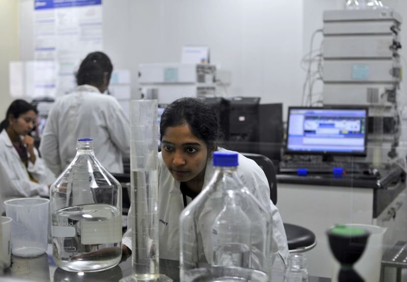Empleados de Biocon Ltd. trabajan en el centro de investigación y desarrollo de la empresa en Bengaluru, India. 16 de octubre de 2015. REUTERS/Abhishek N. Chinnappa